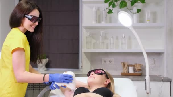 Procedure Removing Hair Womans Armpits Cosmetologist Performs Laser Skin Rejuvenation — Stockvideo