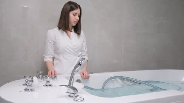 Young Beautician Work Girl Adjusts Hydromassage Bath Procedure Client Wellness — Αρχείο Βίντεο