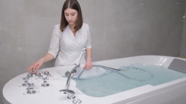 Young Spa Cosmetologist Girl Adjusts Hydrobath Procedure Hydromassage Bath Salon — Stock video