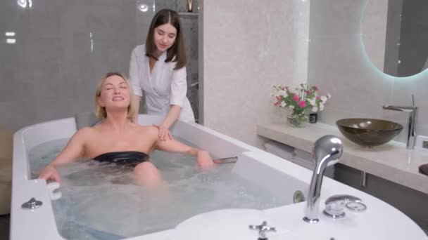 Relaxed Beautiful Woman Lying Hot Tub Spa Salon Beautician Gives — Stock Video