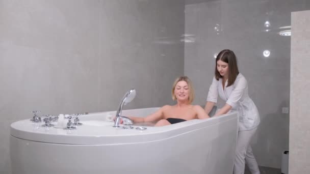 Relaxed Beautiful Woman Lying Hot Tub Spa Salon Beautician Gives — Vídeo de Stock