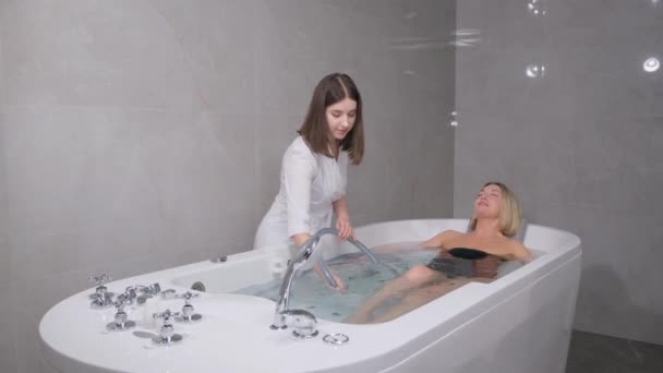 Young Cosmetologist Gives Beautiful Blonde Soothing Rejuvenating Water Massage Procedures — Vídeos de Stock