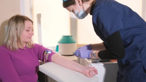 Procedure Taking Blood Patient Nurse Draws Blood Vein Using Sterile — Stock video