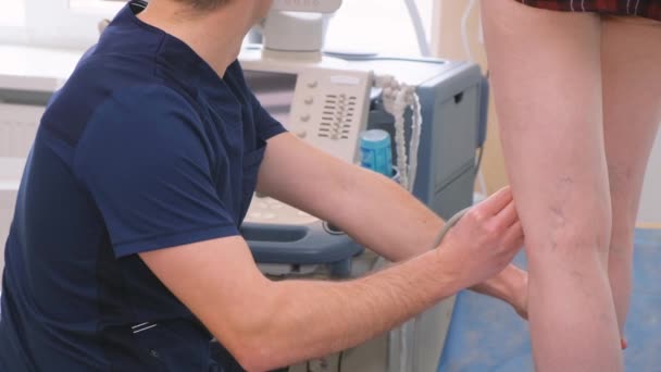 Close Veins Womans Legs Using Ultrasound Machine Professional Doctor Diagnoses — Αρχείο Βίντεο