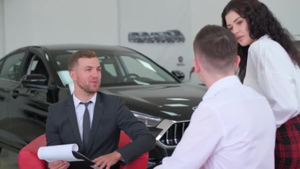 Young Couple Buys Car Credit Car Sales Manager Showing New — 图库视频影像