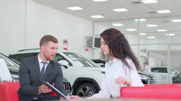 Happy Brunette Woman Buying Luxury Car Car Sales Manager Prepares — Vídeo de stock