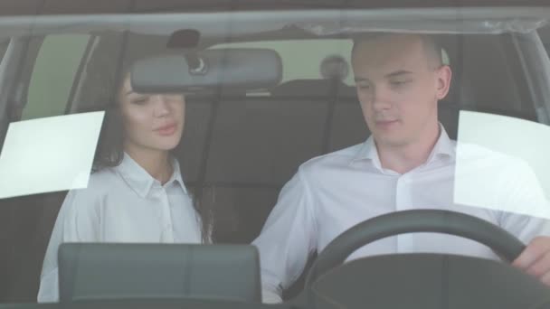 Young American Family Buys New Car Her Husband Car Dealership — стокове відео