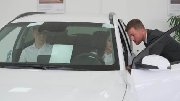 Happy Young Family Buys Luxury Car Car Sales Manager Showing — Video Stock