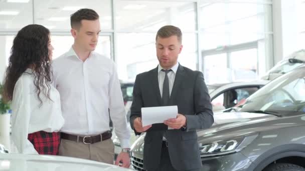 Lovely Couple Talking Manager While Buying Car Car Dealership Car — стокове відео