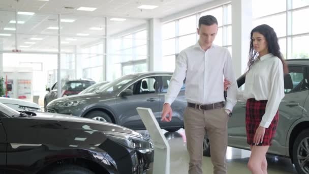 Beautiful Young Couple Inspects New Car Car Showroom Buying Car — ストック動画