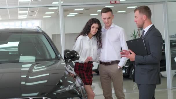 Happy Young Family Buys Luxury Car Car Sales Manager Showing — Vídeos de Stock