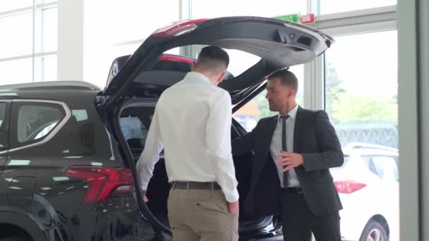Salesman Car Dealership Shows New Suv Customer Buying New Car — ストック動画