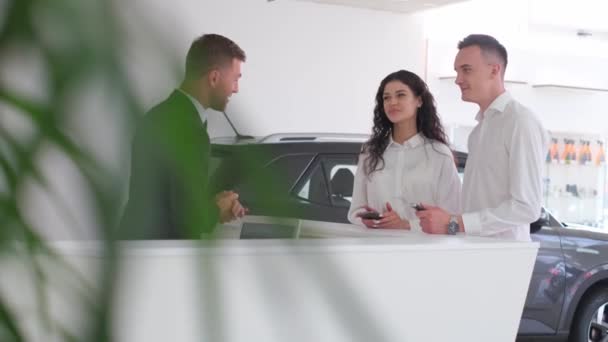 Married Couple Signs Order Purchase Car Car Dealership Car Salesman — Vídeo de stock