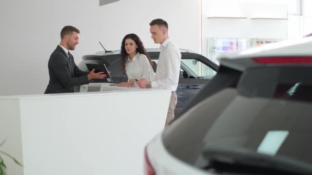 Married Couple Signs Order Purchase Car Car Dealership Car Salesman — Vídeo de Stock