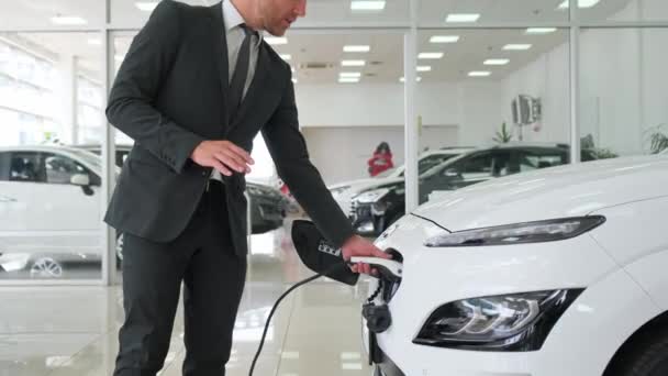 Car Sales Manager Talks Modern Charging System Electric Cars Car — Vídeos de Stock