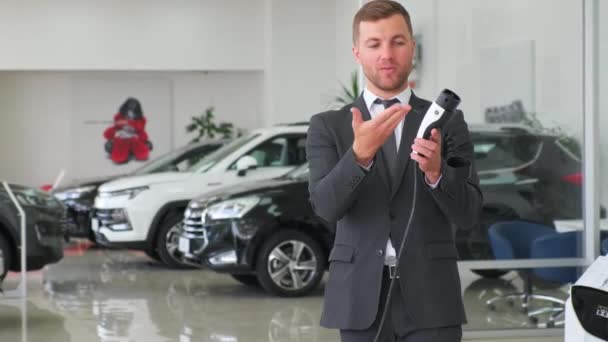 Car Dealer Talks Charging System Electric Cars Salon Sales Electric — стокове відео