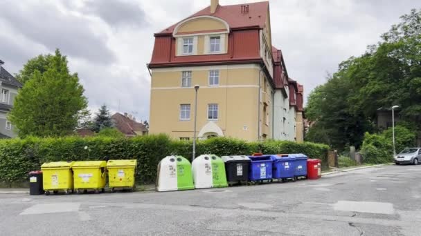 Garbage Bins Sorting Garbage European City Problem Garbage City — Vídeo de Stock