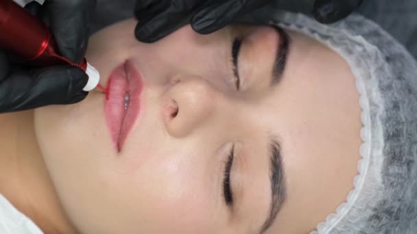 Cosmetologist Applying Permanent Makeup Lips Young Beautiful Woman Having Permanent — стоковое видео