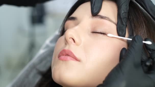 Beautiful Young Woman Long Eyelashes Undergoing Microblading Permanent Makeup Procedure — Vídeos de Stock