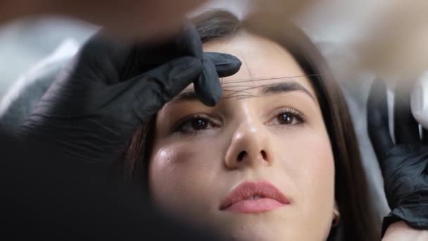 Master Cosmetologist Corrects Shape Eyebrows Beautiful Face Young Girl Model — Vídeo de stock