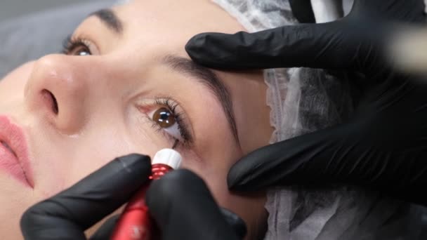 Close Stylist Applies Black Mascara Eyelashes Womans Eye Woman Makes — стокове відео