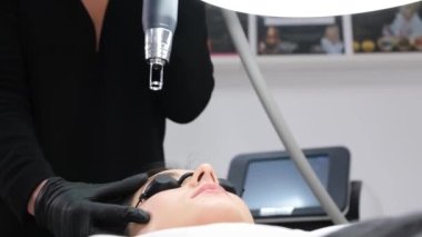 Laser removal of eyebrow tattoos in a young girl. Professional cosmetology.