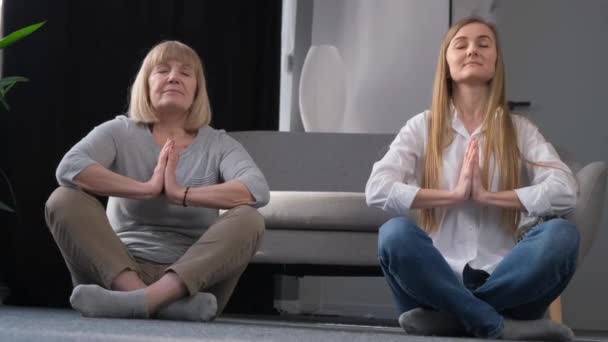 Elderly Mother Does Yoga Her Daughter Active Woman Daughter Practicing — Vídeo de stock