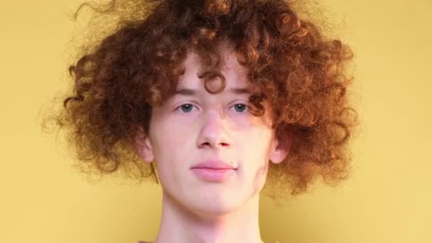 Kameraya Bakan Genç Kızıl Saçlı Bir Öğrencinin Yakın Plan Portresi — Stok video