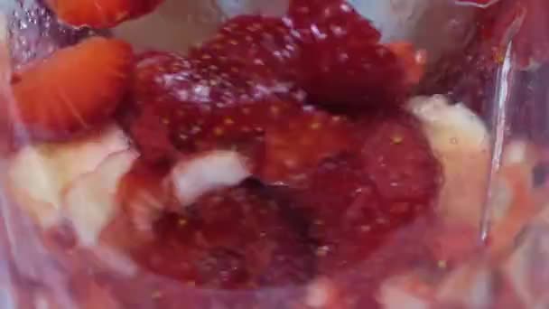 스트로베리 바나나 스무디 칵테일 그릇에 유용하고 맛있는 비타민 — 비디오