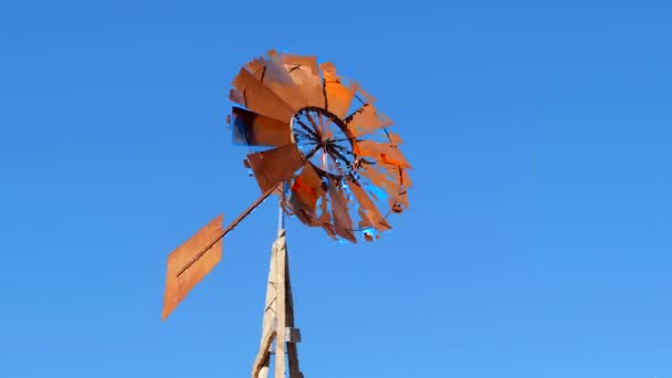 Красивый Цвет Неба Деревянная Мельница Использование Энергии Ветра Нужд Человека — стоковое видео