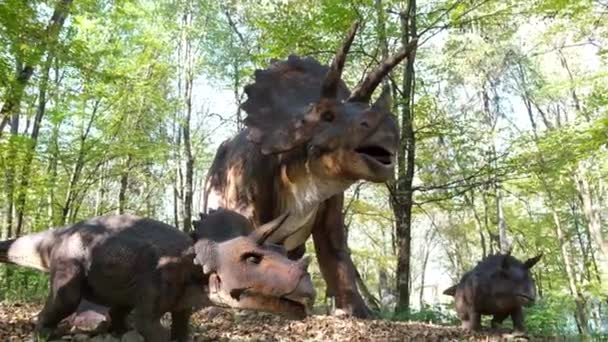 Τρομακτικοί Παράξενοι Δεινόσαυροι Αρπακτικοί Δεινόσαυροι Στέκονται Στη Μέση Του Δάσους — Αρχείο Βίντεο
