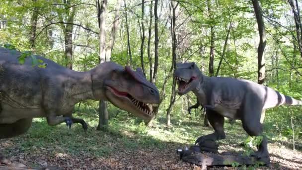 Modellen Van Twee Dinosaurussen Midden Het Bos Het Dinosauruspark Jurassic — Stockvideo