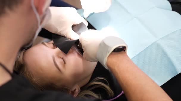 在治疗牙齿的过程中坐在牙椅上的病人 从上面看2 病人在治疗期间张开嘴 — 图库视频影像