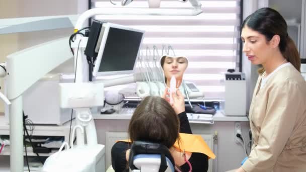 Consulta Dentista Paciente Paciente Mira Espejo Dental Resultado Del Tratamiento — Vídeo de stock