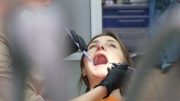 Proces Leczenia Zębów Młodej Kobiety Pomocą Przyrządów Dentystycznych Terminowe Leczenie — Wideo stockowe