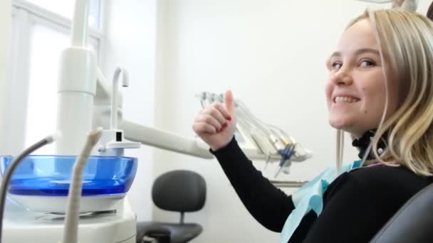 Loira Satisfeita Cadeira Dentária Mostrando Polegares Para Cima Cliente Satisfeito — Vídeo de Stock