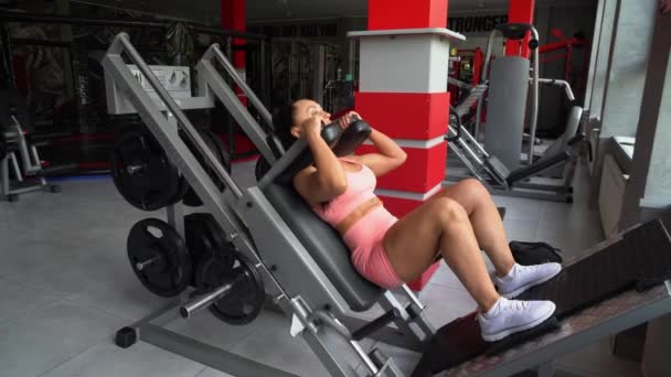 Sporty Woman Trains Her Leg Muscles Exercise Machine Gym Stylish — Stockvideo