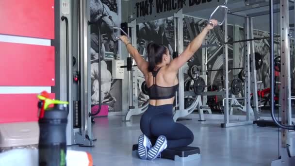 Active Fit Woman Trains Her Back Arms Gym Female Powerlifter — Stockvideo
