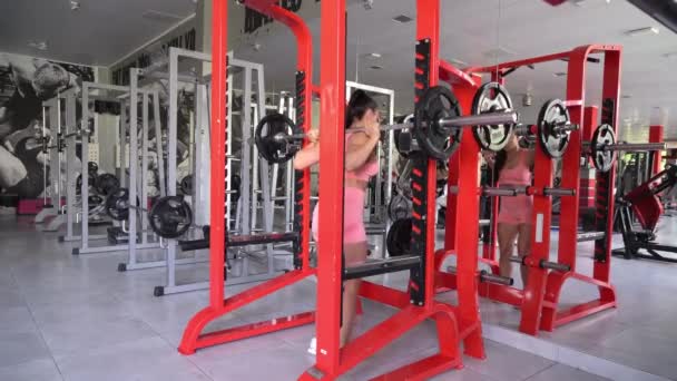 Bodybuilder Girl Holding Heavy Barbell Her Shoulders Squatting Powerlifter Trains — стокове відео