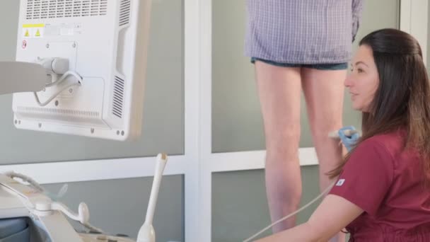Orthopedic Doctor Performs Ultrasound Examination Patients Leg Veins Old Man — стокове відео