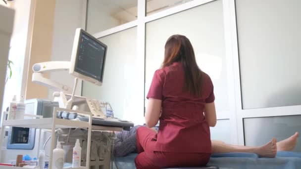 Female Vascular Surgeon Performs Ultrasound Examination Elderly Patients Vein Treatment — Vídeo de Stock