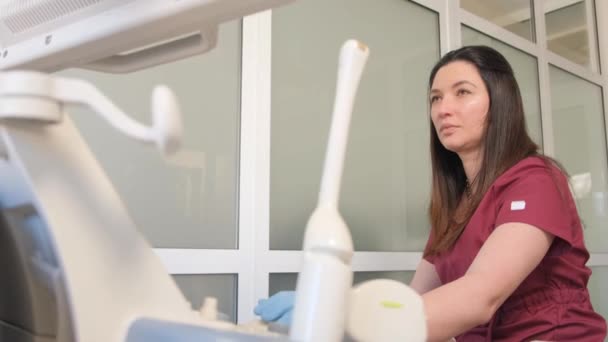 Female Vascular Surgeon Performs Ultrasound Examination Elderly Patients Vein Treatment — Wideo stockowe