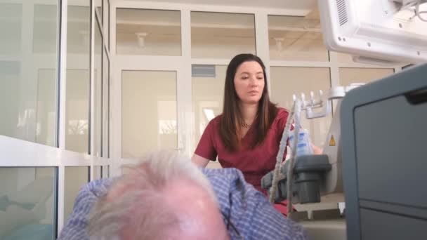 Female Doctor Uses Sonography Take Ray Patients Knee Treatment Legs — стокове відео