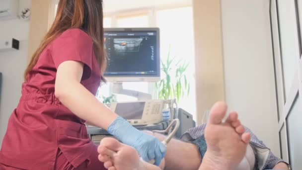 Female Doctor Uses Sonography Take Ray Patients Knee Treatment Legs — Video