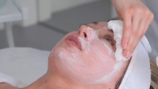 Close Womans Face Facial Cosmetic Procedure Beautician Wipes Mask Clients — стоковое видео