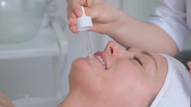 Close Beautician Applying Serum Womans Face Facial Massage Spa Antiaging — Vídeo de Stock
