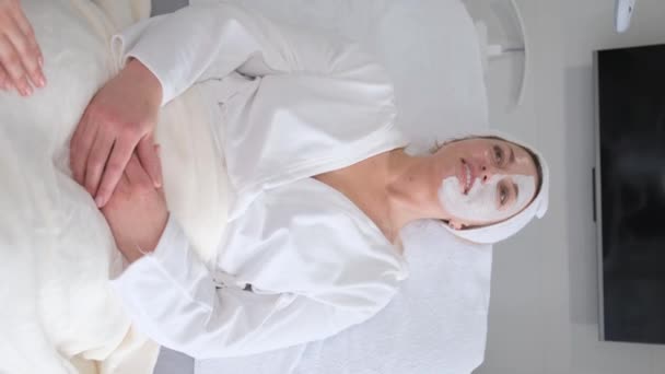 Vertical Video Relaxed Middle Aged Woman Lying Beauty Salon Mask — стокове відео