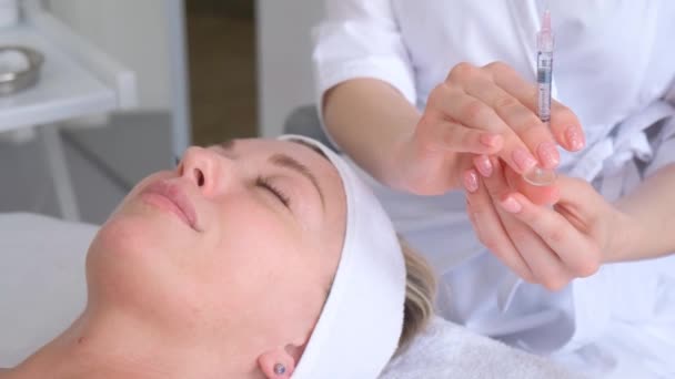 Botox Therapy Process Beautician Holds Needle Injecting Botox Beautiful Womans — Wideo stockowe