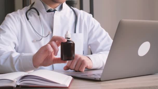 Γιατρός Προσφέρει Ένα Σωλήνα Του Φαρμάκου Μέσω Της Online Επικοινωνίας — Αρχείο Βίντεο