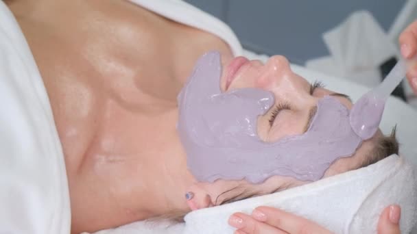 Close Womans Face Application Moisturizing Rejuvenating Mask Beautician Relaxed Woman — стоковое видео